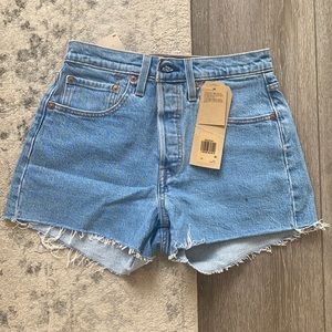 Sz 26 High Rise Levi Shorts